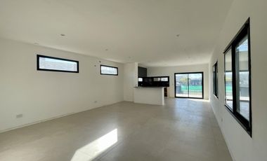 Casa en Venta en Santa Elena Pilar del Este - Fondo al verde