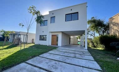 Casa en Venta en Santa Elena Pilar del Este - Fondo al verde