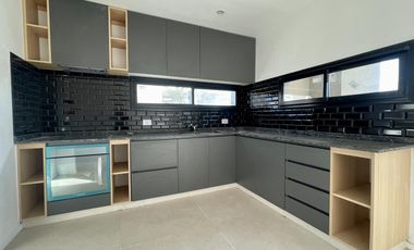 Casa en Venta en Santa Elena Pilar del Este - Fondo al verde
