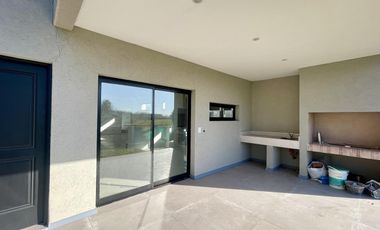 Casa en Venta en Santa Elena Pilar del Este - Fondo al verde