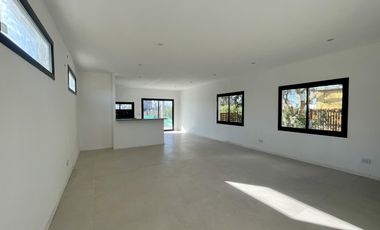 Casa en Venta en Santa Elena Pilar del Este - Fondo al verde
