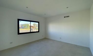 Casa en Venta en Santa Elena Pilar del Este - Fondo al verde