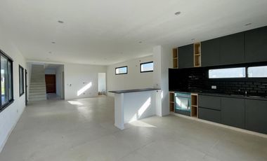 Casa en Venta en Santa Elena Pilar del Este - Fondo al verde