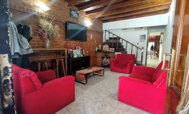Duplex 4 ambientes, 3 dormitorios, cochera cubierta, CASEROS 3 cdras. estación