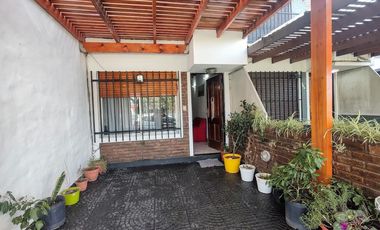 Duplex 4 ambientes, 3 dormitorios, cochera cubierta, CASEROS 3 cdras. estación
