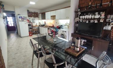 Duplex 4 ambientes, 3 dormitorios, cochera cubierta, CASEROS 3 cdras. estación