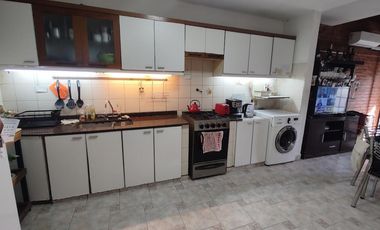 Duplex 4 ambientes, 3 dormitorios, cochera cubierta, CASEROS 3 cdras. estación