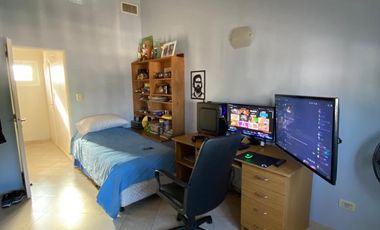 Casa en  Venta en Berazategui -  Triplex Impecable Permuta por Departamento 4 AMB