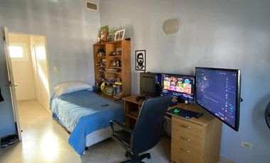 Casa en  Venta en Berazategui -  Triplex Impecable Permuta por Departamento 4 AMB