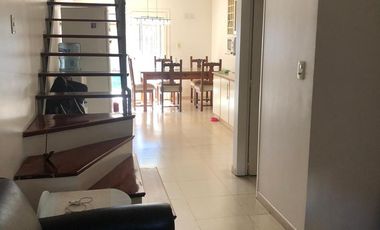 Casa en  Venta en Berazategui -  Triplex Impecable Permuta por Departamento 4 AMB