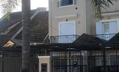 Casa en  Venta en Berazategui -  Triplex Impecable Permuta por Departamento 4 AMB