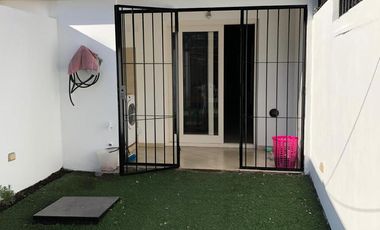 Casa en  Venta en Berazategui -  Triplex Impecable Permuta por Departamento 4 AMB