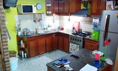 Casa de 2 dormitorios con cochera semicubierta al frente y fondo libre  con quincho y piscina.
