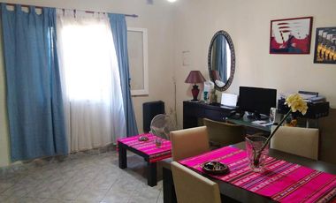Casa de 2 dormitorios con cochera semicubierta al frente y fondo libre  con quincho y piscina.