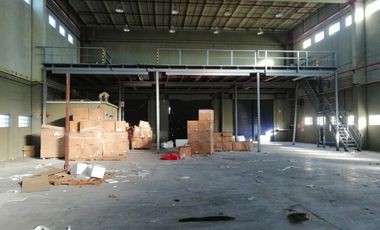 Depósito en alquiler en centro multi-clientes con seguridad y servicios