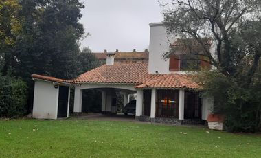CASA CHALET EN VENTA   5amb - SOBRE 3 LOTES - MONTE GRANDE