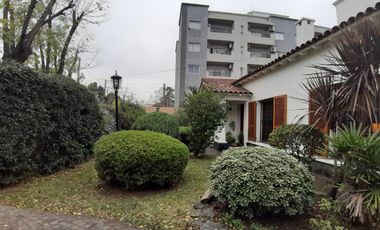 CASA CHALET EN VENTA   5amb - SOBRE 3 LOTES - MONTE GRANDE
