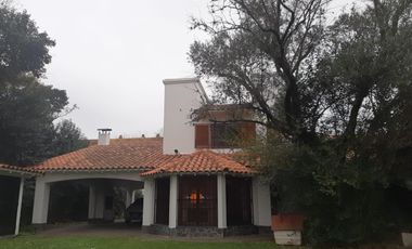 CASA CHALET EN VENTA   5amb - SOBRE 3 LOTES - MONTE GRANDE