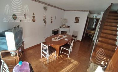 Un excelente duplex-Tipo casa!Con todos los servicios!
