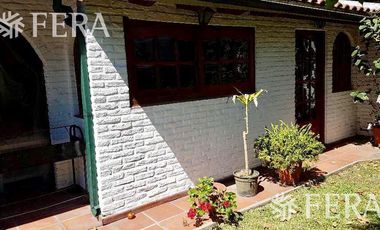 Venta de Casa 5 ambientes en Wilde con cochera y fondo libre con quincho ( 25931)