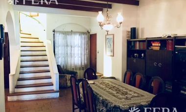 Venta de Casa 5 ambientes en Wilde con cochera y fondo libre con quincho ( 25931)