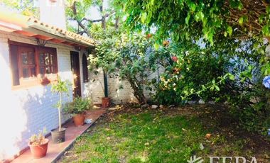 Venta de Casa 5 ambientes en Wilde con cochera y fondo libre con quincho ( 25931)