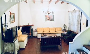 Venta de Casa 5 ambientes en Wilde con cochera y fondo libre con quincho ( 25931)