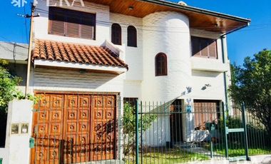 Venta de Casa 5 ambientes en Wilde con cochera y fondo libre con quincho ( 25931)