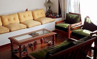 Venta de Casa 5 ambientes en Wilde con cochera y fondo libre con quincho ( 25931)