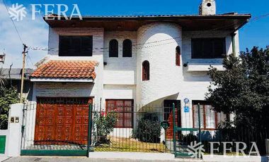 Venta de Casa 5 ambientes en Wilde con cochera y fondo libre con quincho ( 25931)