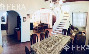 Venta de Casa 5 ambientes en Wilde con cochera y fondo libre con quincho ( 25931)