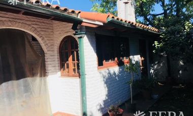 Venta de Casa 5 ambientes en Wilde con cochera y fondo libre con quincho ( 25931)