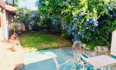 Venta de Casa 5 ambientes en Wilde con cochera y fondo libre con quincho ( 25931)