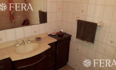 Venta de Casa 5 ambientes en Wilde con cochera y fondo libre con quincho ( 25931)