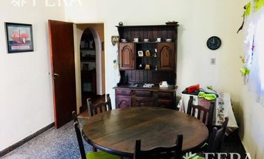 Venta de Casa 5 ambientes en Wilde con cochera y fondo libre con quincho ( 25931)