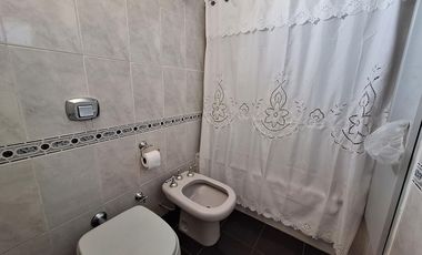 DEPARTAMENTO EN VENTA 4 AMBIENTES CON DEPENDENCIA EN FLORES