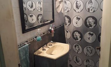 Casita al frente de 2 dormitorios    departamento al fondo. Ideal para 2 familias. Lanús Este