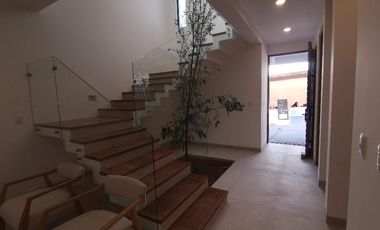 Vive la Elegancia y Comodidad en el Corazón del Querétaro Moderno, Casa en Venta.