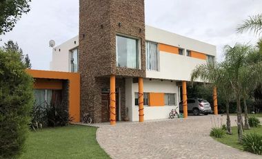Casa en venta - 4 Dormitorios 3 Baños - Cocheras - 1.100Mts2 - Presidente Perón