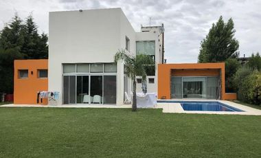 Casa en venta - 4 Dormitorios 3 Baños - Cocheras - 1.100Mts2 - Presidente Perón