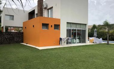 Casa en venta - 4 Dormitorios 3 Baños - Cocheras - 1.100Mts2 - Presidente Perón