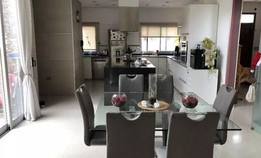 Casa en venta - 4 Dormitorios 3 Baños - Cocheras - 1.100Mts2 - Presidente Perón