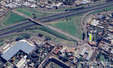 Local en alquiler sobre Acceso Oeste y puente Gnecco