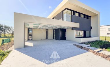 Casa 4 amb con piscina y cochera doble en Barrio Privado Tierras del Mar