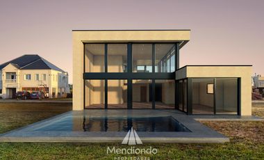 Casa 4 amb con piscina y cochera doble en Barrio Privado Tierras del Mar