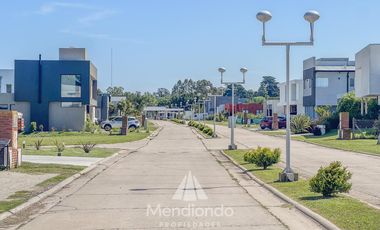 Casa 4 amb con piscina y cochera doble en Barrio Privado Tierras del Mar