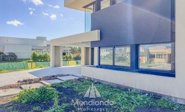 Casa 4 amb con piscina y cochera doble en Barrio Privado Tierras del Mar