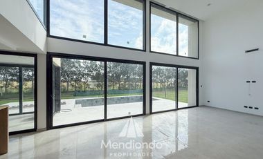 Casa 4 amb con piscina y cochera doble en Barrio Privado Tierras del Mar