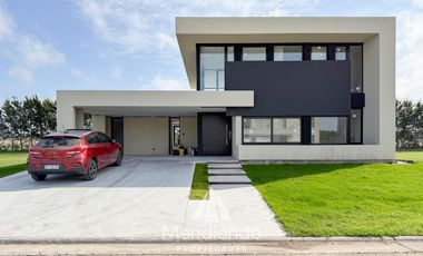 Casa 4 amb con piscina y cochera doble en Barrio Privado Tierras del Mar