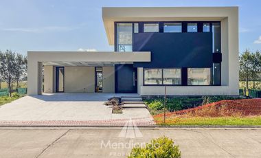 Casa 4 amb con piscina y cochera doble en Barrio Privado Tierras del Mar
